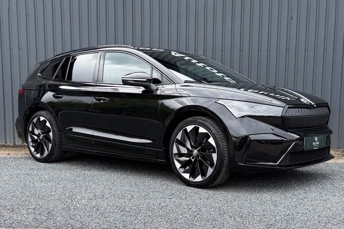 Sort Skoda Enyaq fra 2023 set udefra