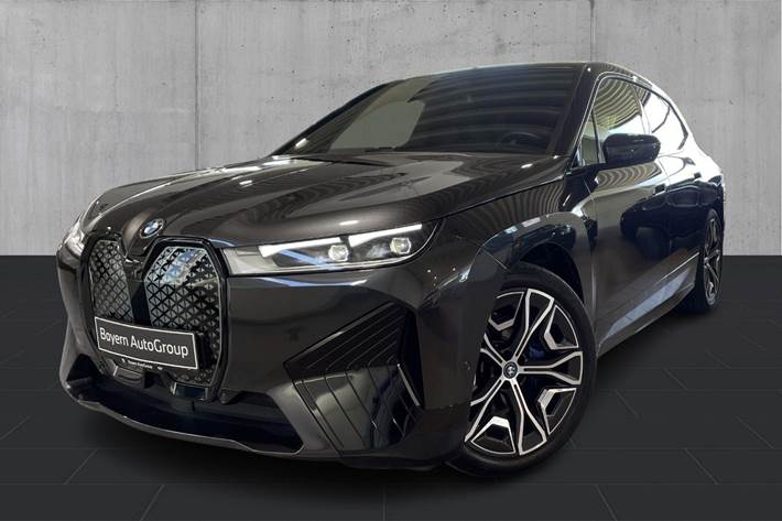 Grå BMW iX fra 2023 set udefra