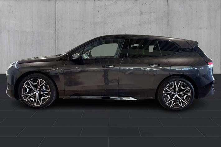 Grå BMW iX fra 2023