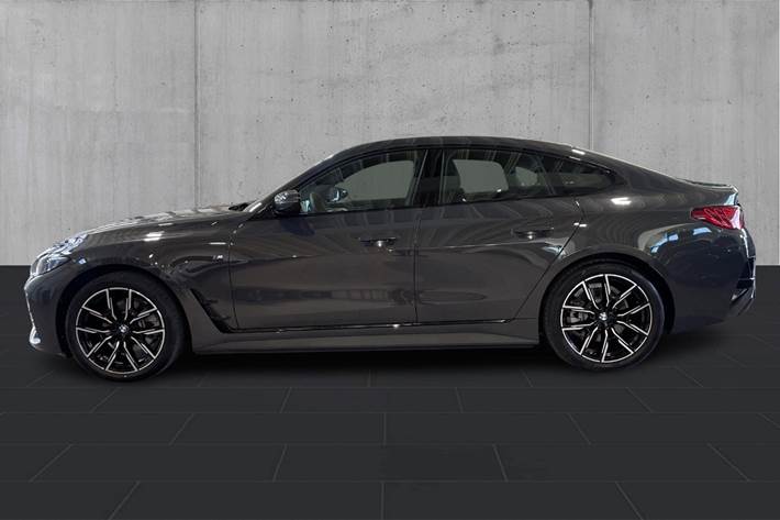 Grå BMW i4 fra 2026