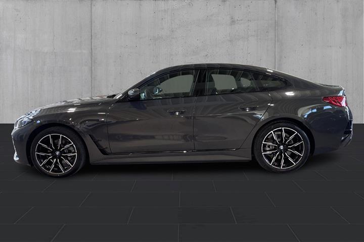 Grå BMW i4 fra 2026