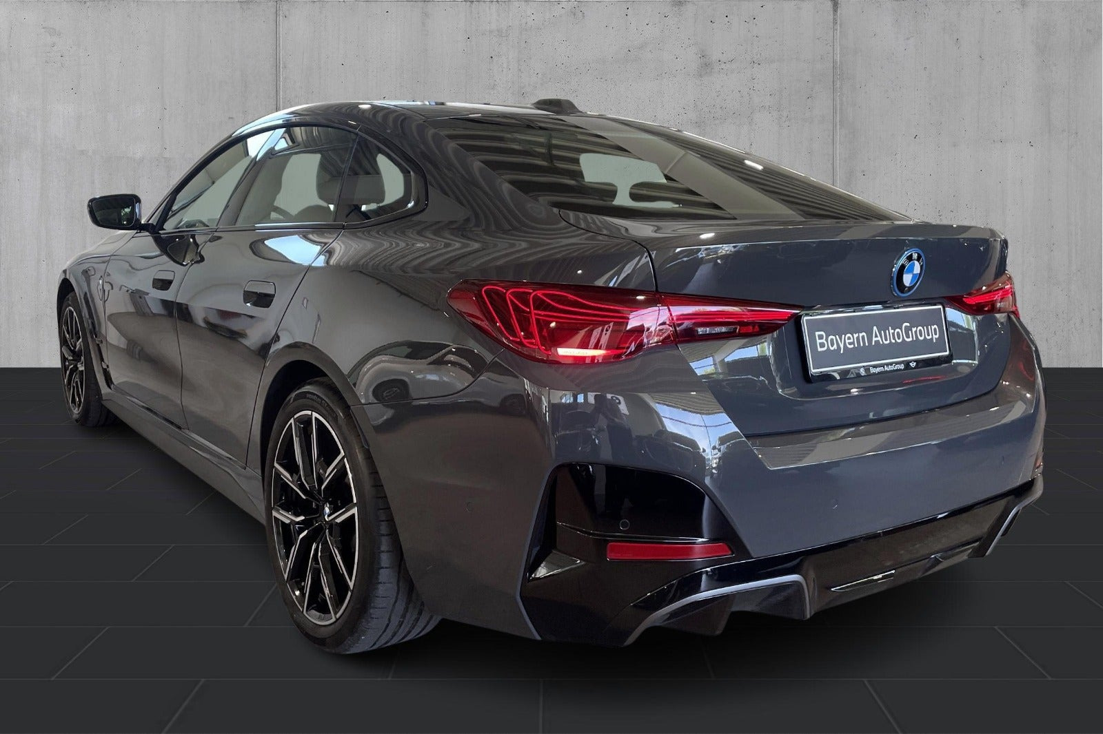 Grå BMW i4 fra 2026