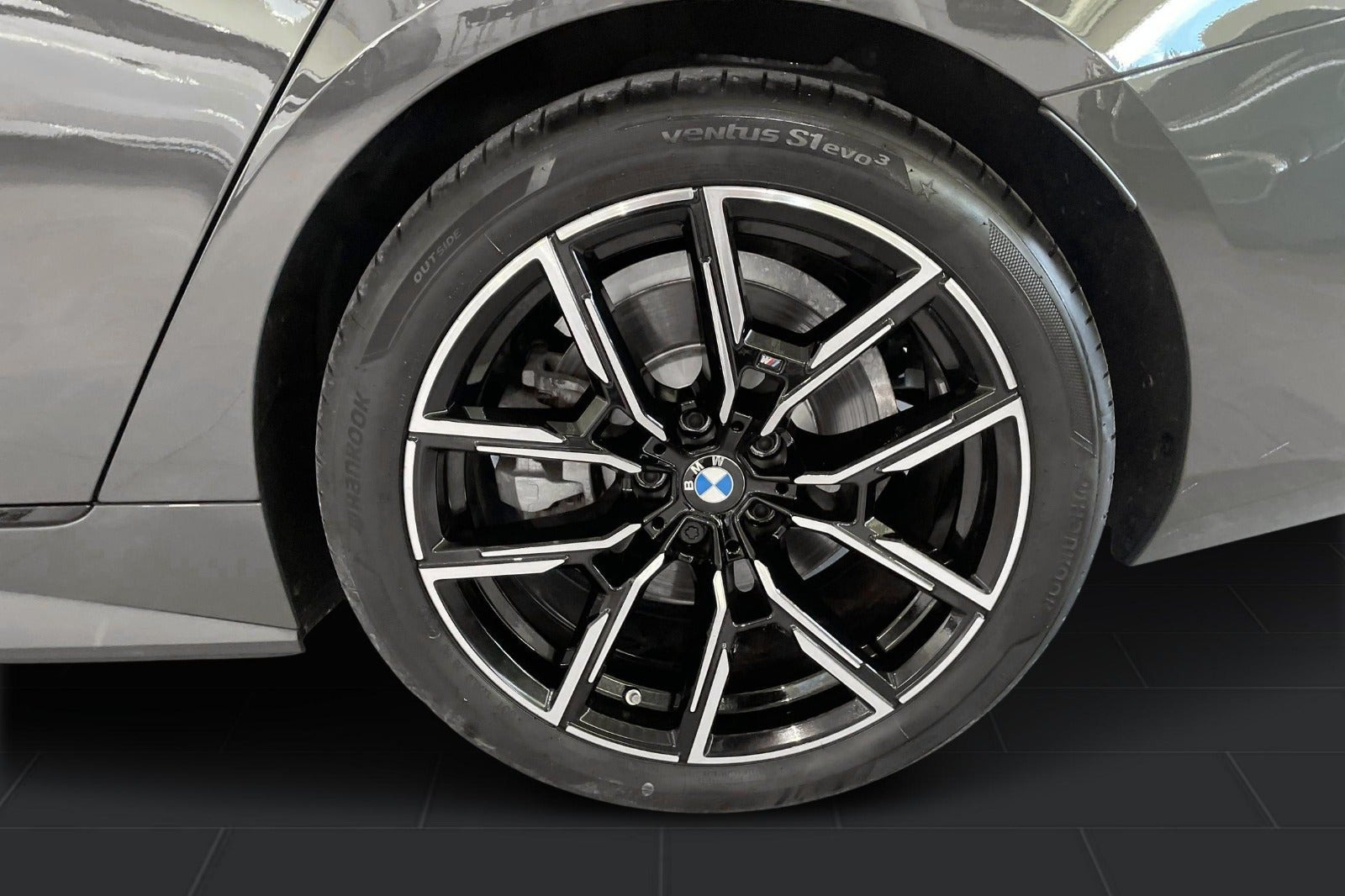 Grå BMW i4 fra 2026