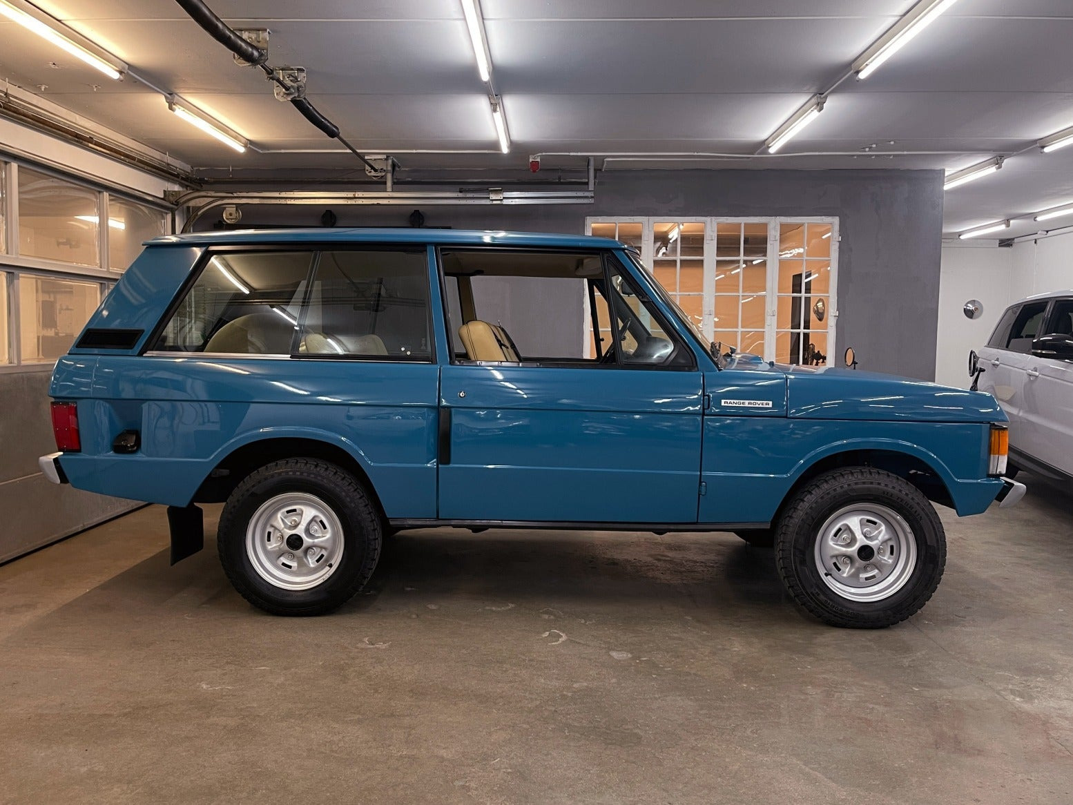 Blå Land Rover Range Rover fra 1972