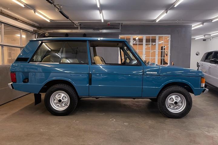 Blå Land Rover Range Rover fra 1972