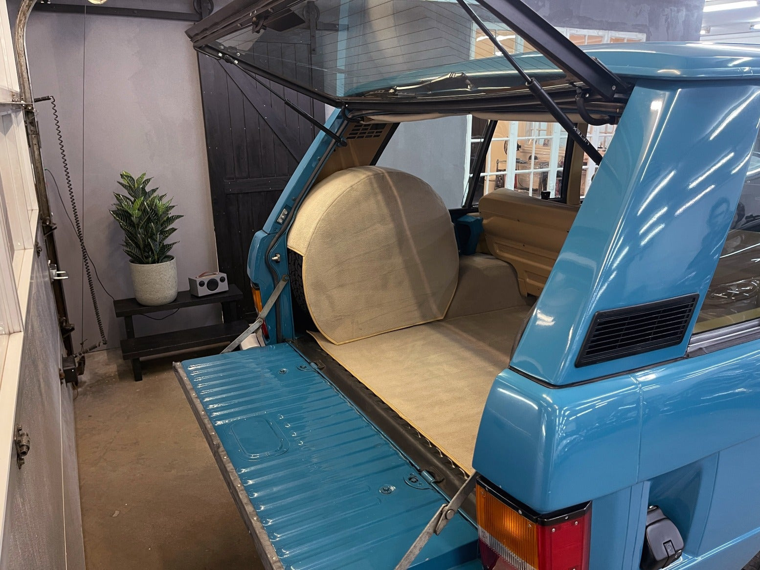 Blå Land Rover Range Rover fra 1972