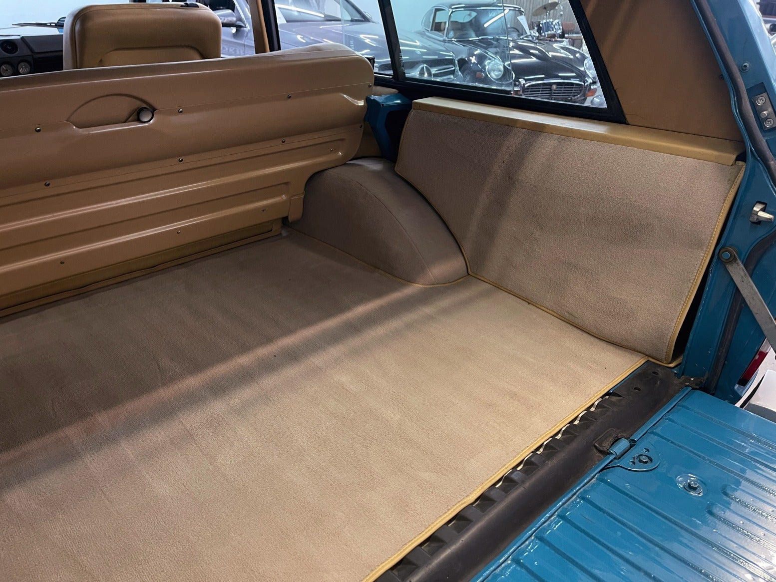 Blå Land Rover Range Rover fra 1972