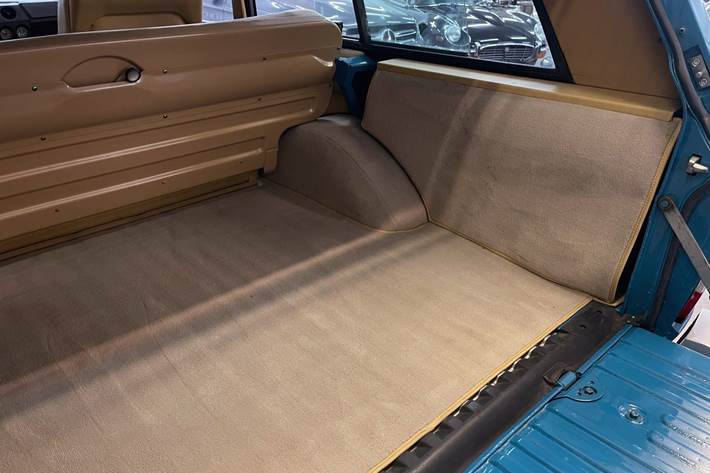 Blå Land Rover Range Rover fra 1972