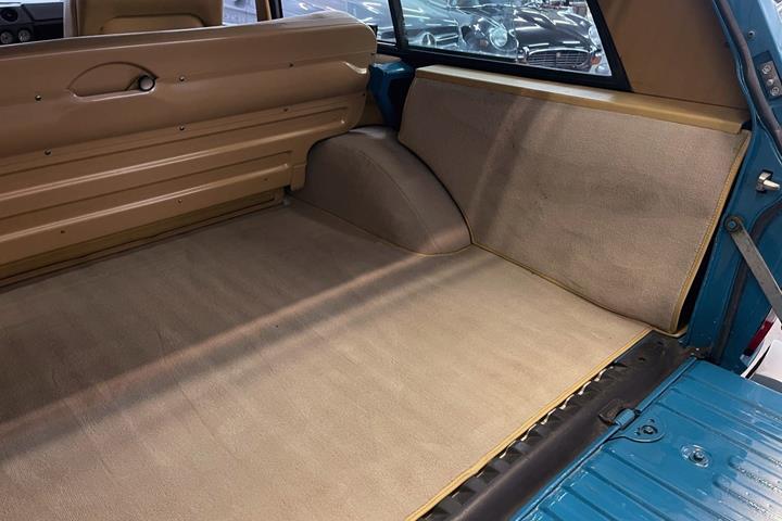 Blå Land Rover Range Rover fra 1972