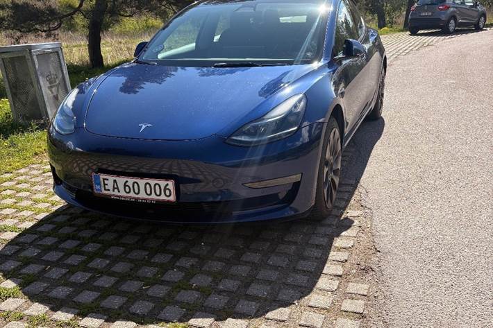 Blå Tesla Model 3 fra 2022