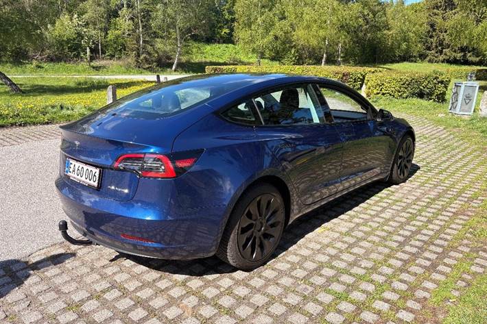 Blå Tesla Model 3 fra 2022