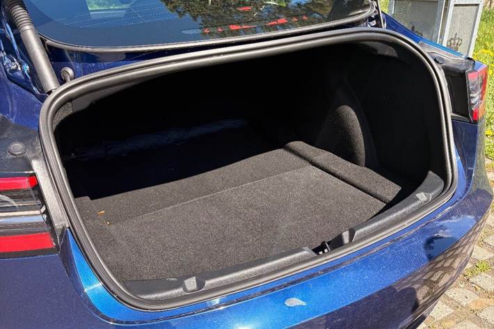 Blå Tesla Model 3 fra 2022