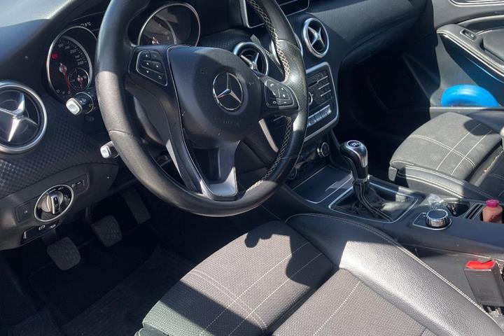 Sort Mercedes A180 d fra 2016