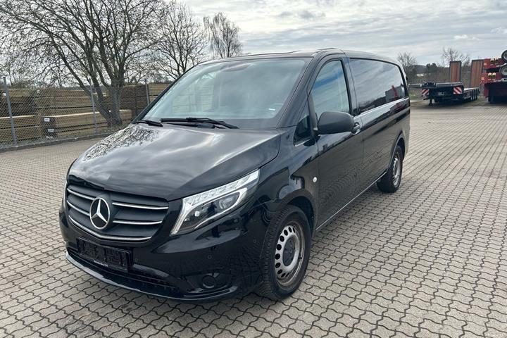 Sort Mercedes Vito 119 fra 2021 set udefra