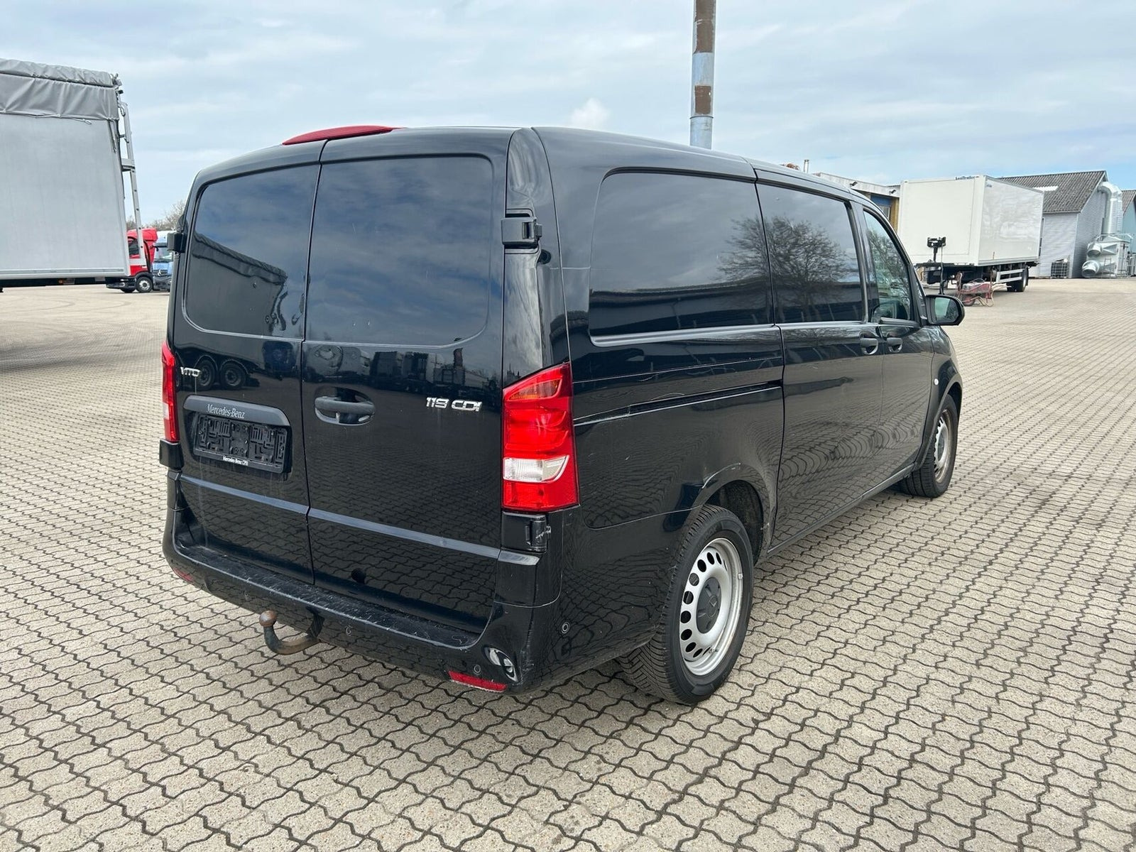Sort Mercedes Vito 119 fra 2021