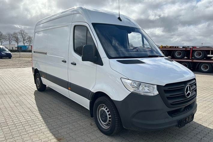 Sølv Mercedes Sprinter 215 fra 2022