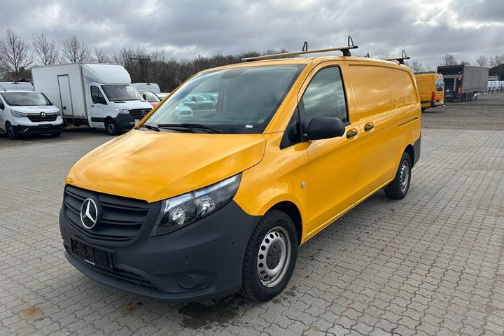 Gul Mercedes Vito 114 fra 2021 set udefra
