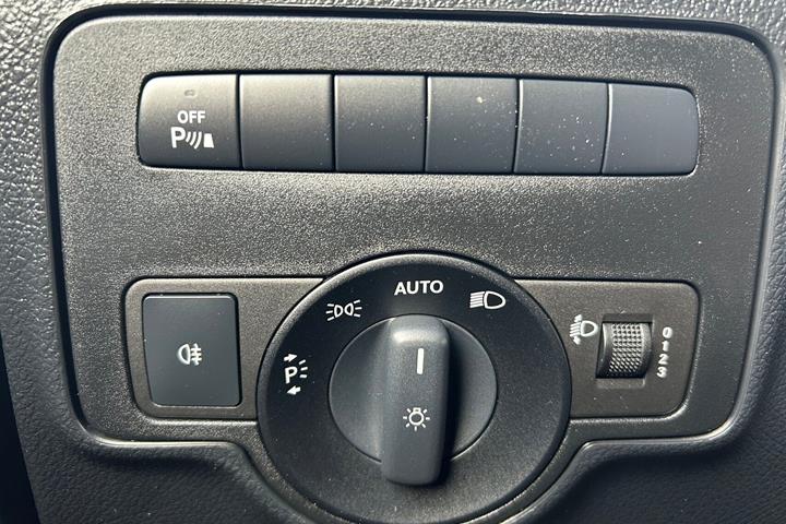 Gul Mercedes Vito 114 fra 2021