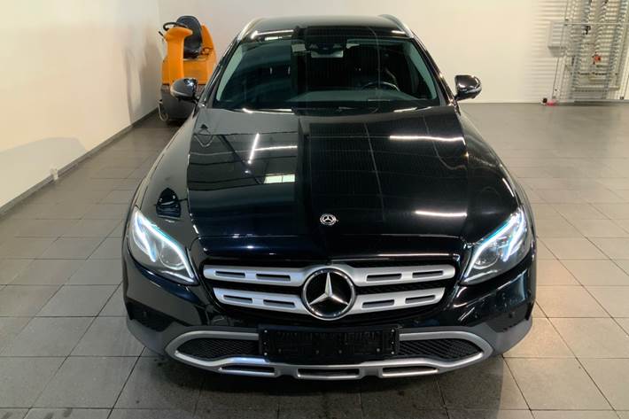 Sort Mercedes E220 d fra 2017