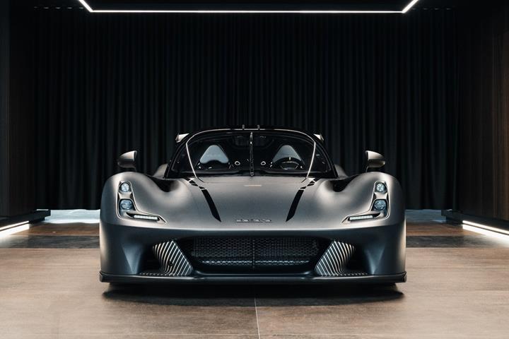 Sort Dallara Stradale fra 2022 set udefra