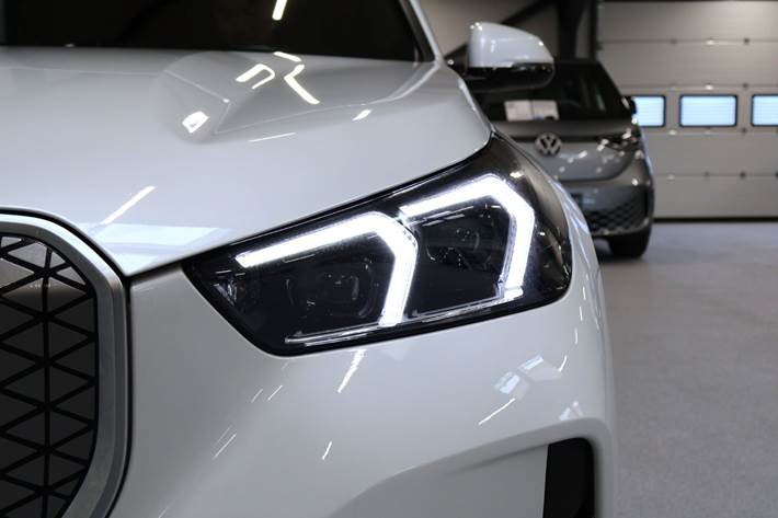 Hvid BMW iX1 fra 2024