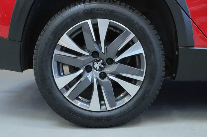 Rød Peugeot 2008 fra 2018