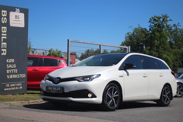 Hvid Toyota Auris fra 2018 set udefra