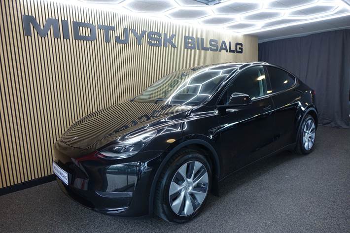 Sort Tesla Model Y fra 2023