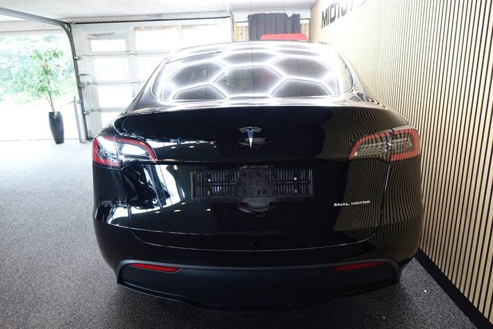 Sort Tesla Model Y fra 2023
