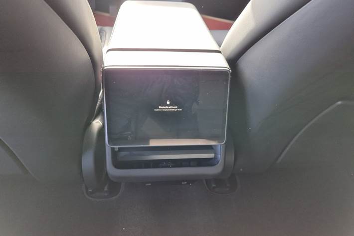 Rød Tesla Model 3 fra 2024