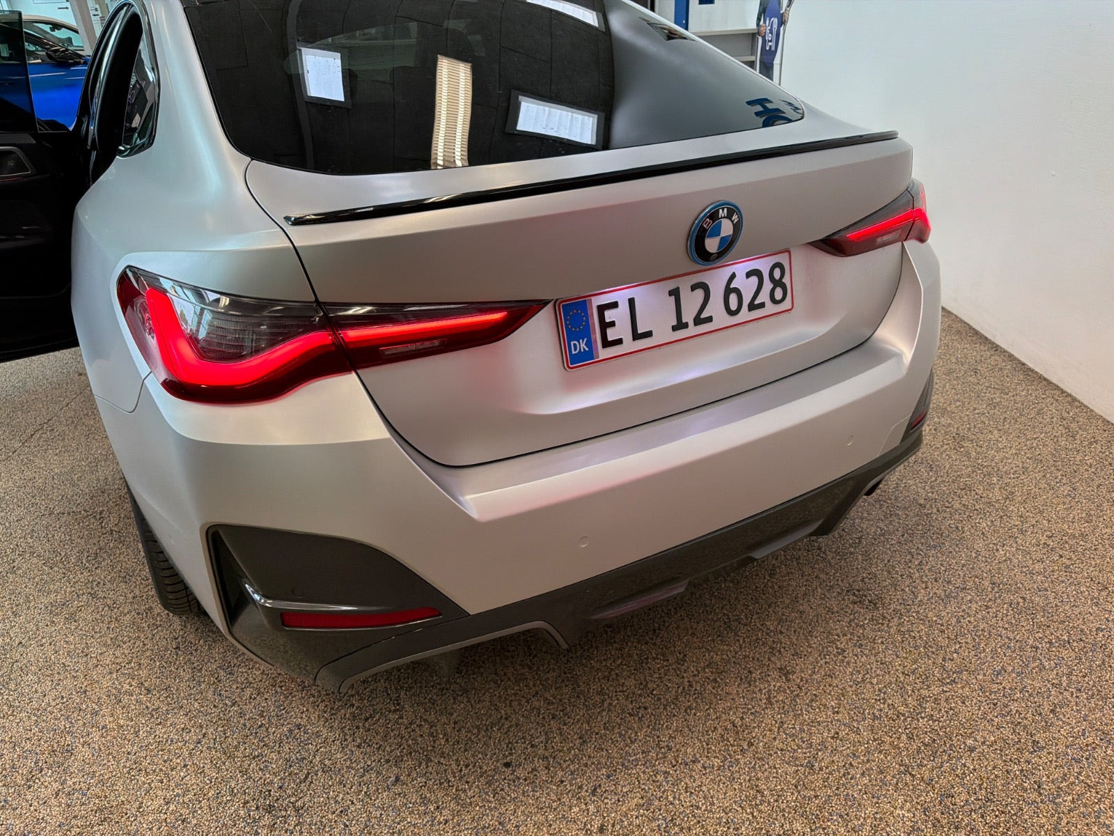 Sølv BMW i4 fra 2023