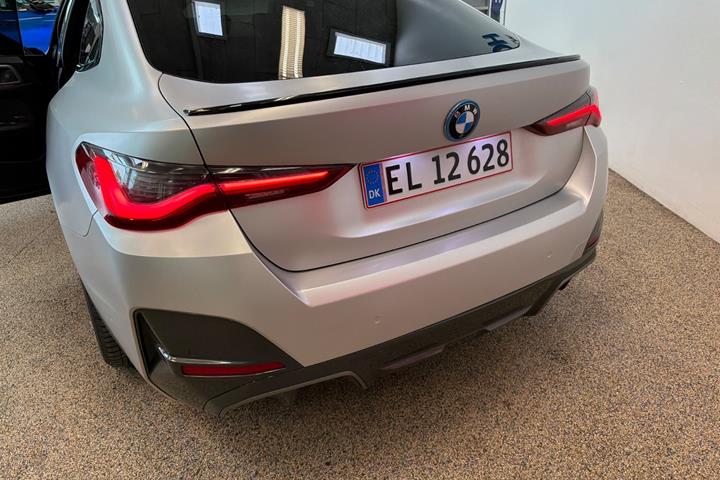 Sølv BMW i4 fra 2023