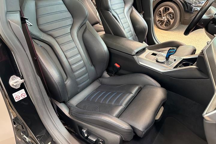 Sølv BMW i4 fra 2023