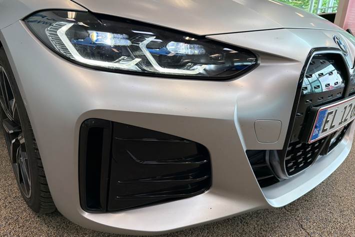 Sølv BMW i4 fra 2023