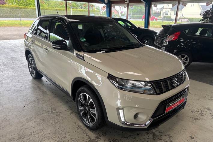 Beige Suzuki Vitara fra 2020