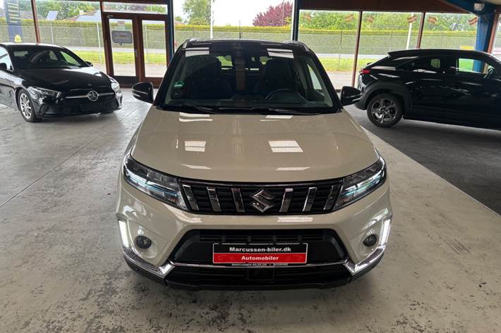 Beige Suzuki Vitara fra 2020