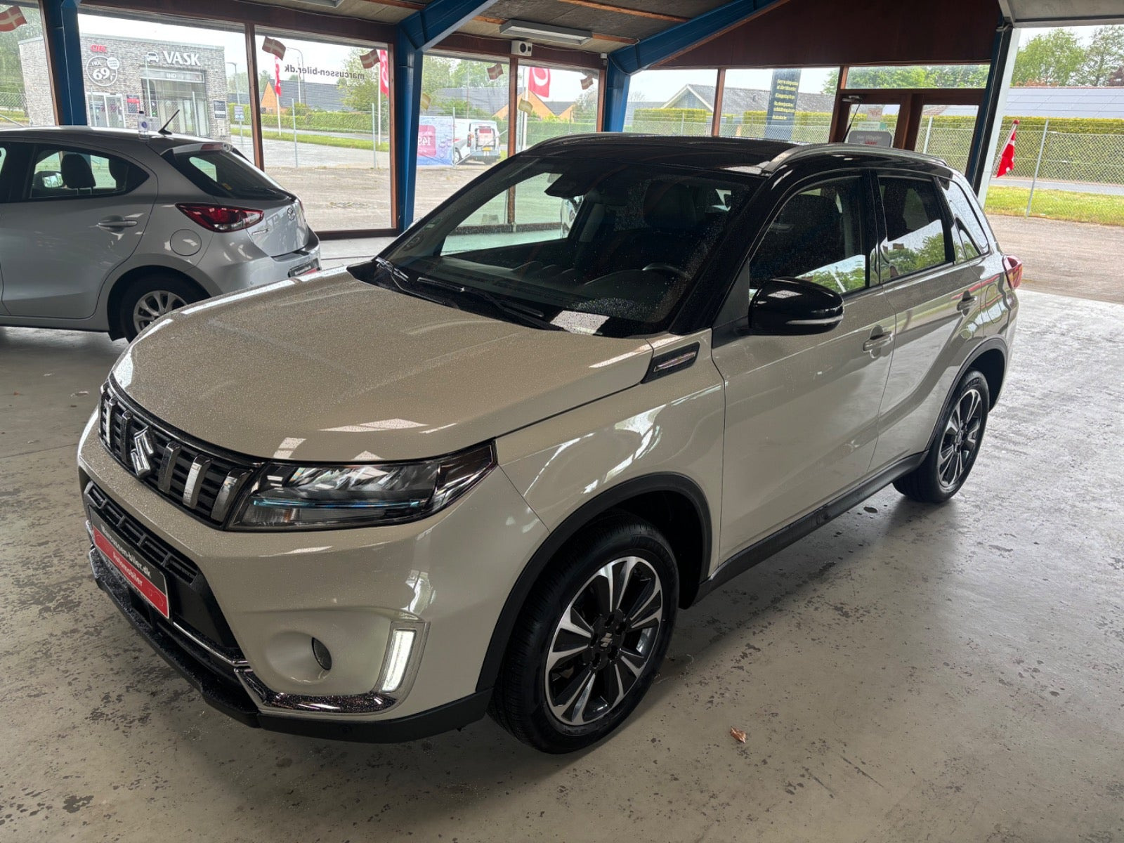 Beige Suzuki Vitara fra 2020