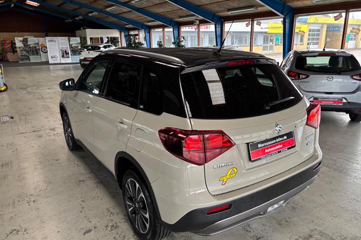 Beige Suzuki Vitara fra 2020