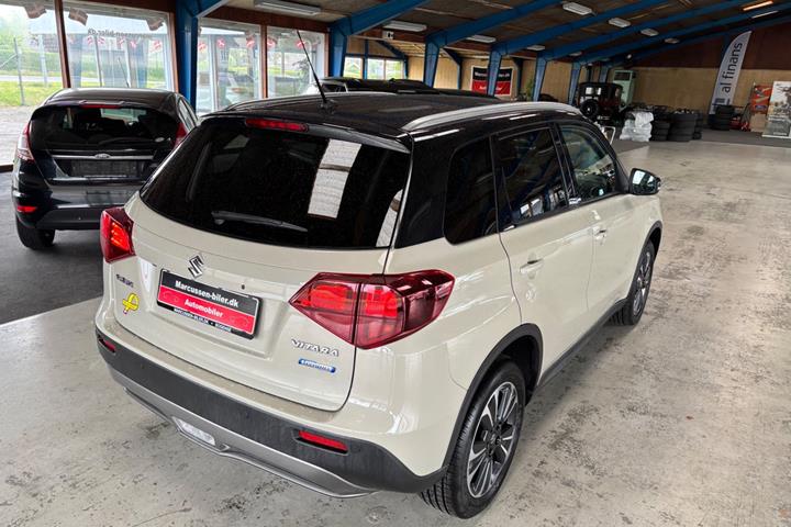 Beige Suzuki Vitara fra 2020