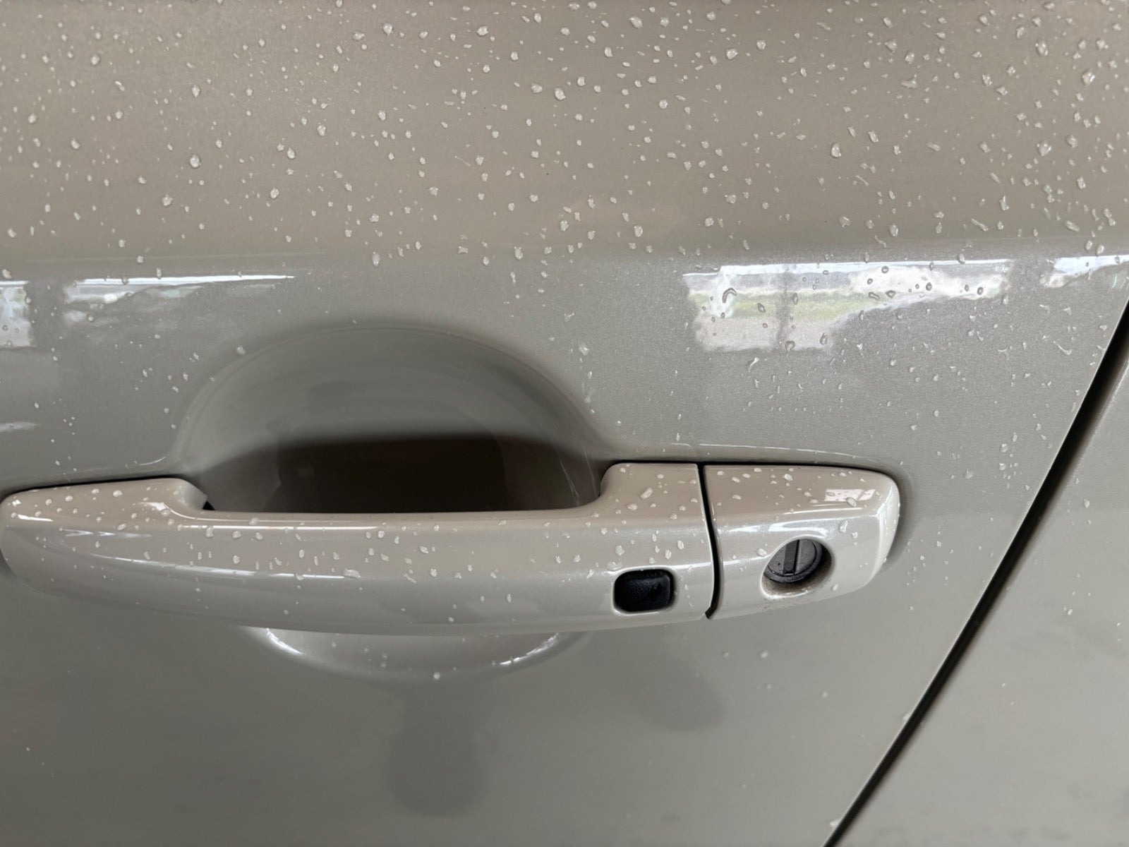 Beige Suzuki Vitara fra 2020
