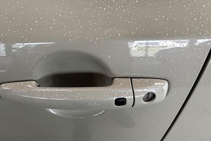 Beige Suzuki Vitara fra 2020