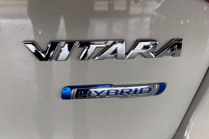 Beige Suzuki Vitara fra 2020
