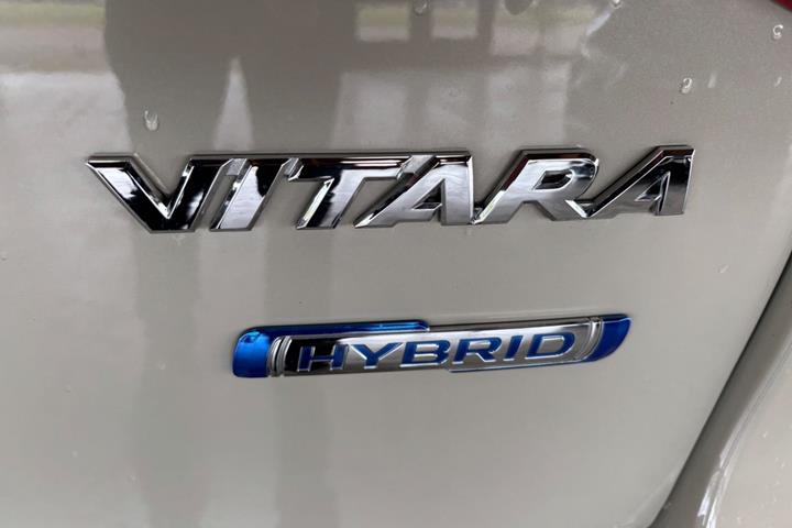 Beige Suzuki Vitara fra 2020