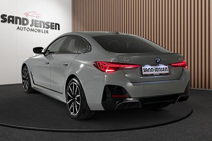 Grå BMW i4 fra 2025