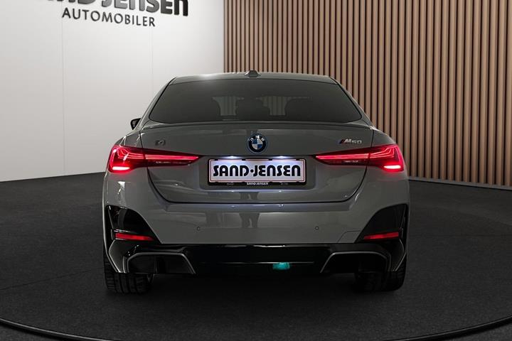 Grå BMW i4 fra 2025