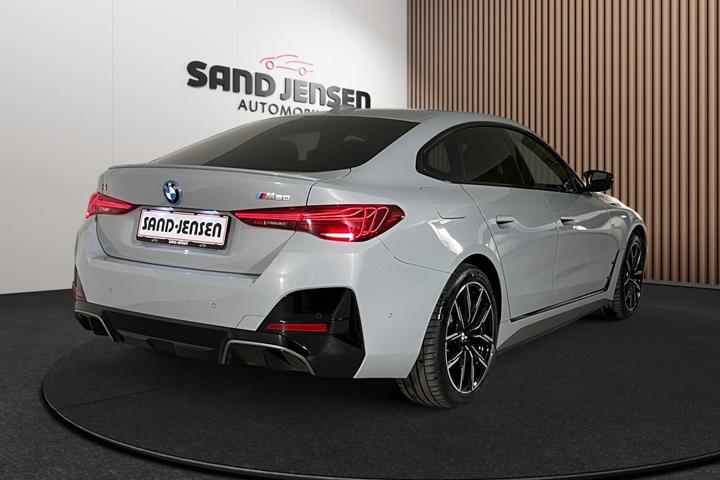 Grå BMW i4 fra 2025