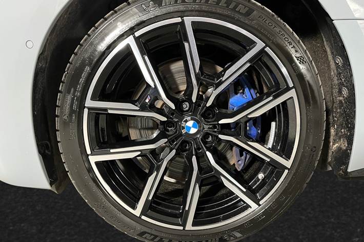 Grå BMW i4 fra 2025