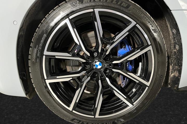 Grå BMW i4 fra 2025