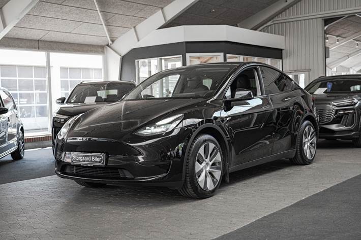 Sort Tesla Model Y fra 2023