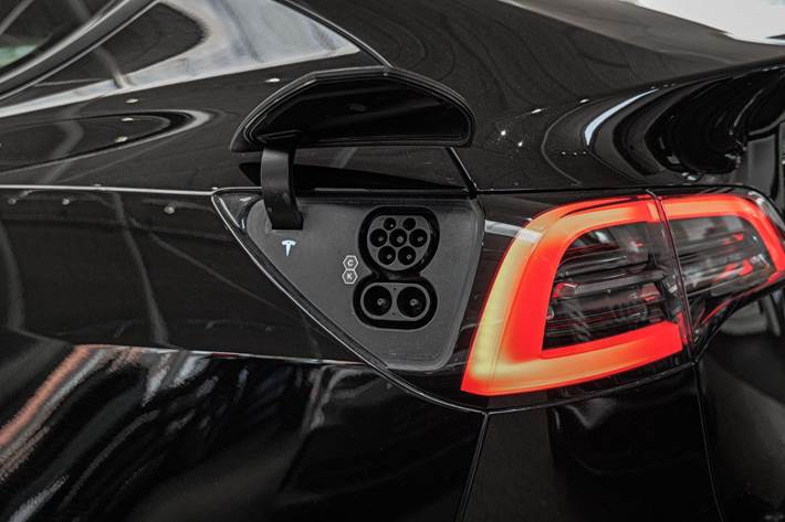 Sort Tesla Model Y fra 2023